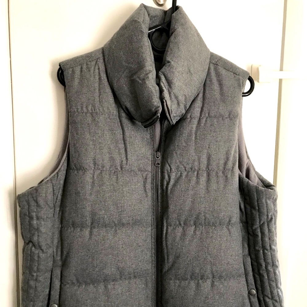 Old Navy Women’s XL puffy vest in medium gray.